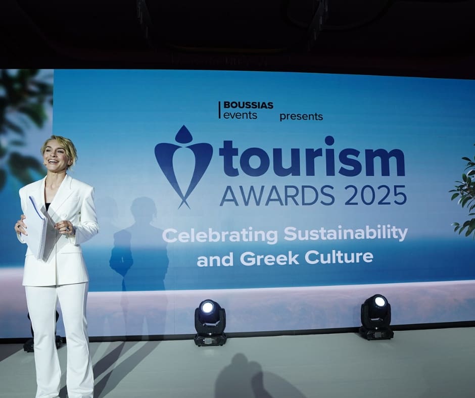 The presenter of the Greek Tourism Awards speaks at the 2025 ceremony.